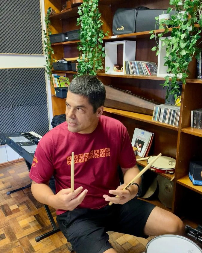 Setup de bateria acústica nas salas da Vibrato.
