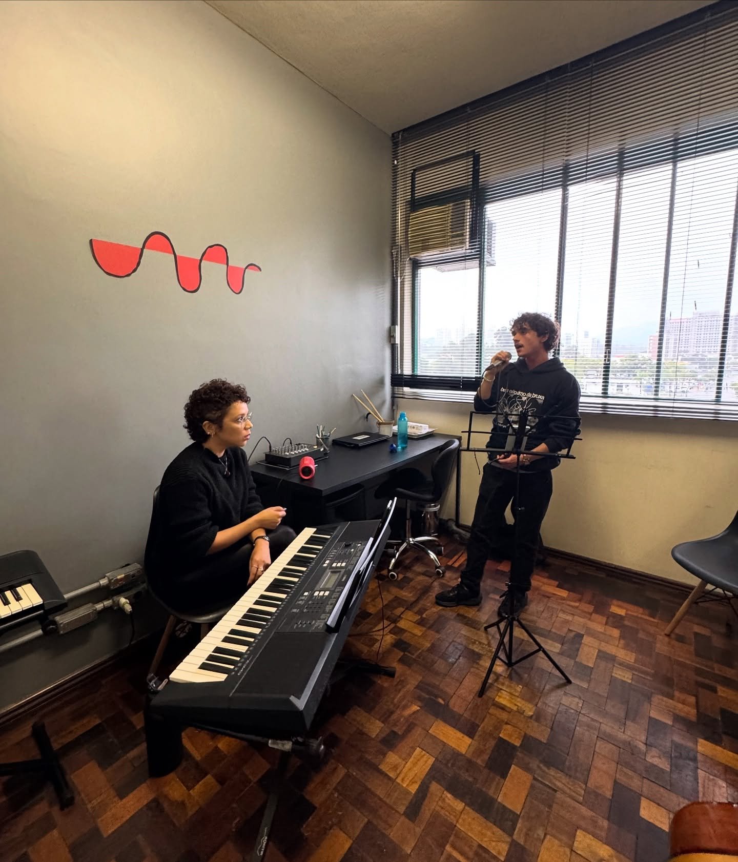 Aulas de canto em Porto Alegre na Vibrato – técnica vocal e interpretação.