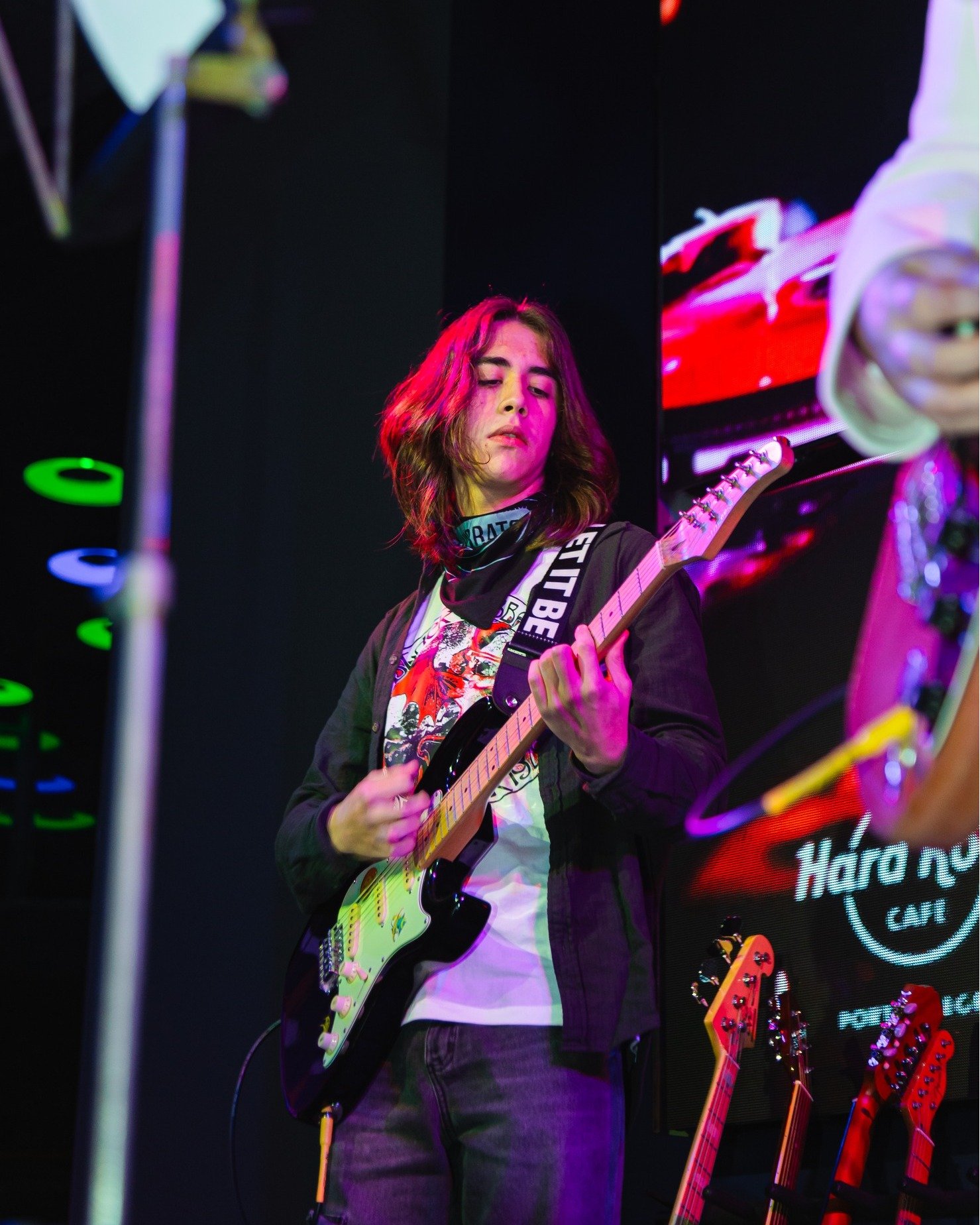 Guitarras disponíveis na escola.