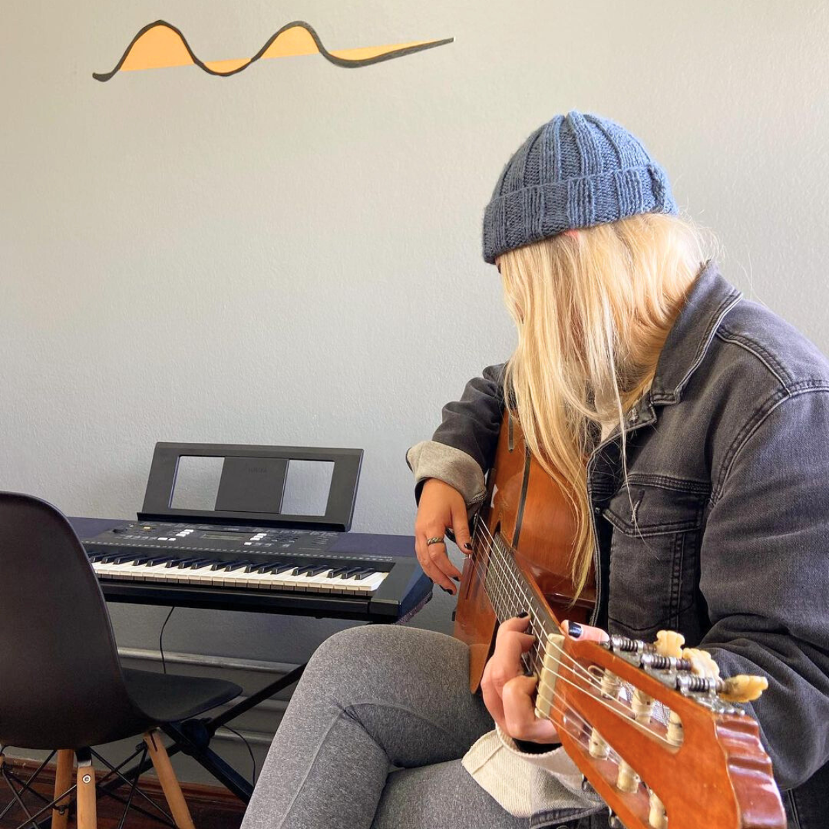 Aluno praticando batidas de violão na Vibrato – levadas e cifras.