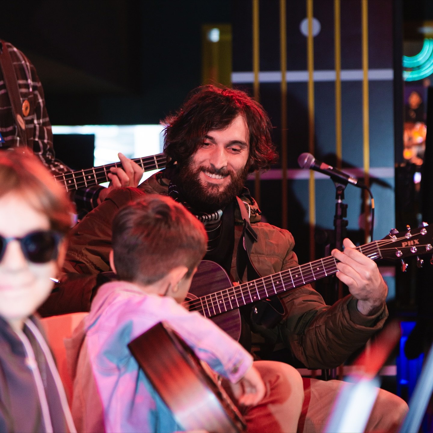 Violões e equipamentos prontos para aula – Vibrato na PUCRS.