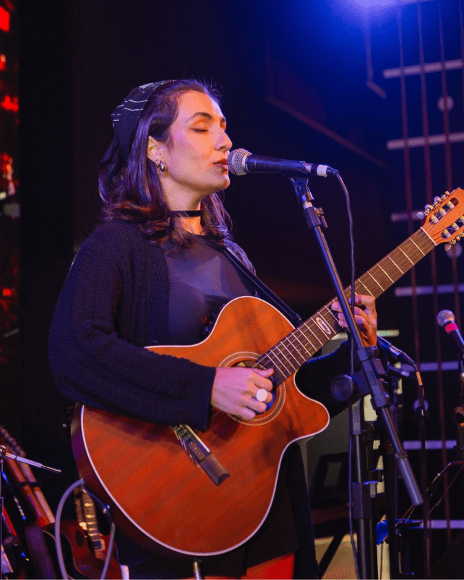 Aulas de canto em Porto Alegre na Vibrato – técnica vocal e interpretação no palco.