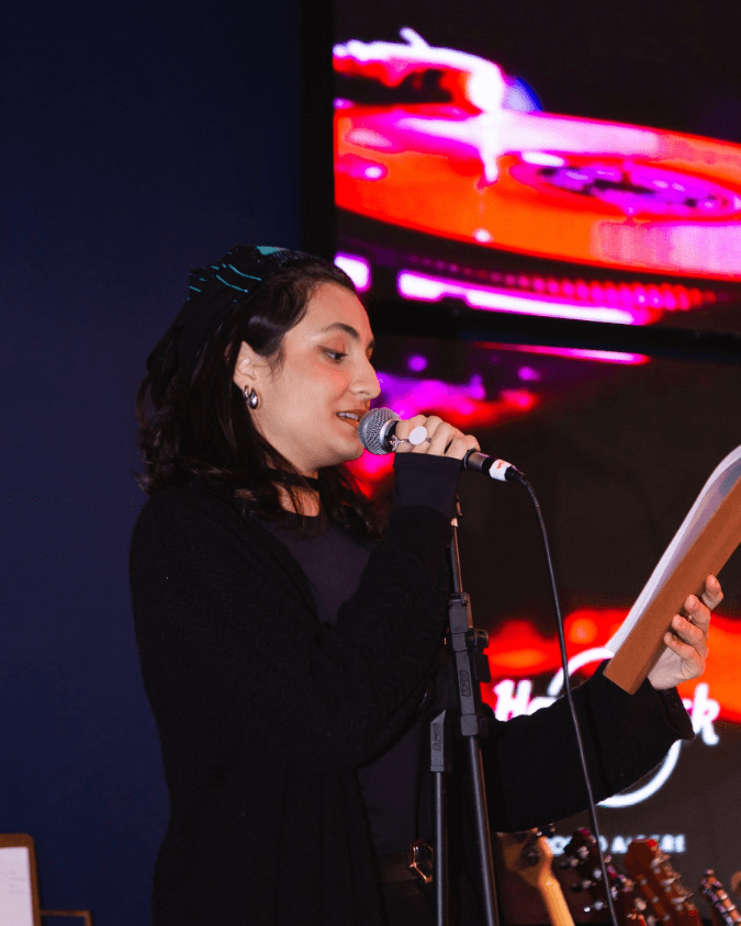 Vibrato Porto Alegre – aluna de canto no microfone, aquecimento vocal e performance.