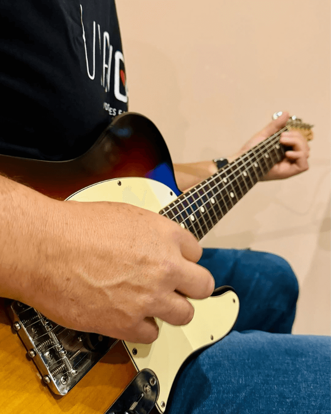 Aula de guitarra em Porto Alegre na Vibrato – prática de riffs, timbres e palhetada.