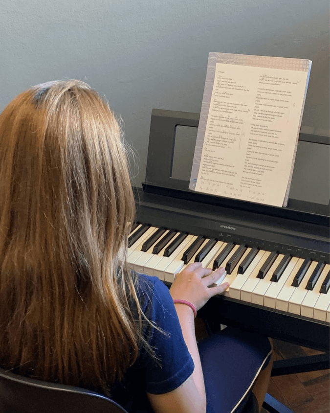 Curso de piano na Vibrato Porto Alegre – estudo com partitura e postura correta.