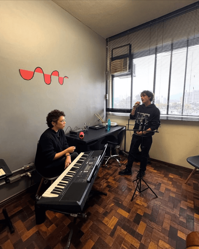 Aulas de piano em Porto Alegre na Vibrato – sala com dois pianos para prática em dupla.