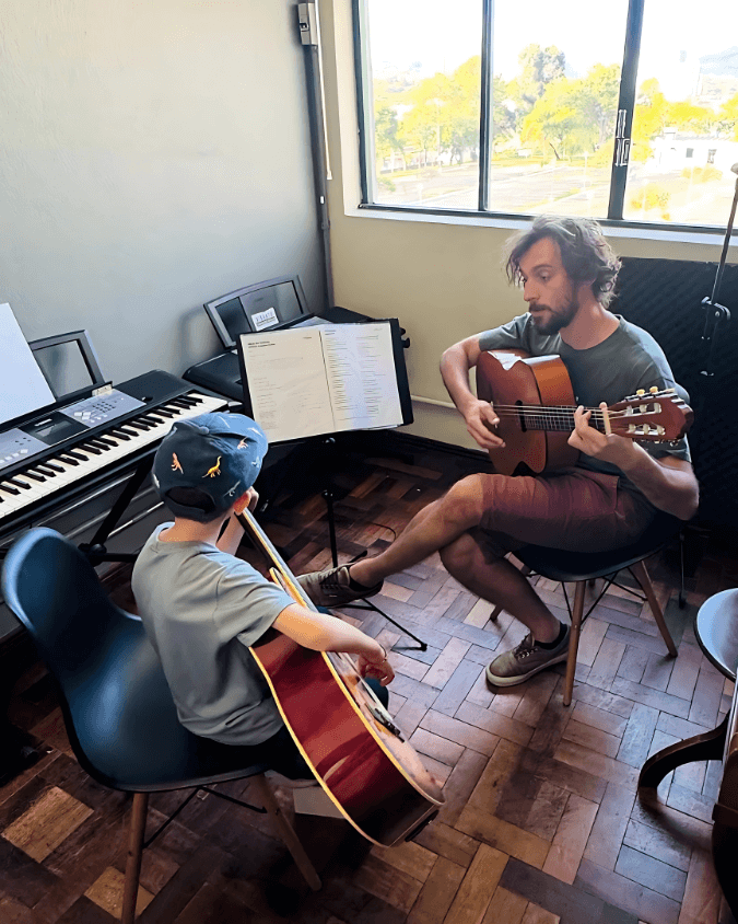 Aulas de música para crianças em Porto Alegre – iniciação musical lúdica na Vibrato (PUCRS).